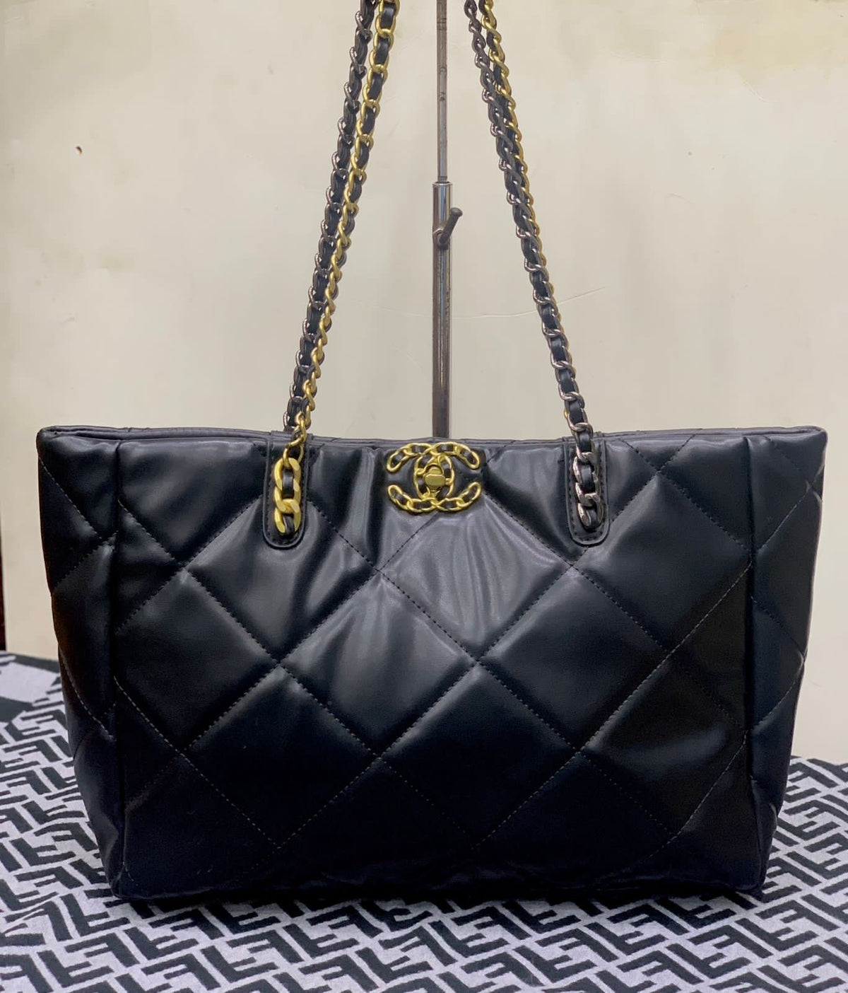 C H A N E L 19 SHOPPING BAG
Shiny Lambskin