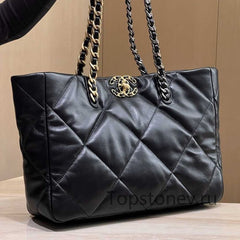 C H A N E L 19 SHOPPING BAG
Shiny Lambskin